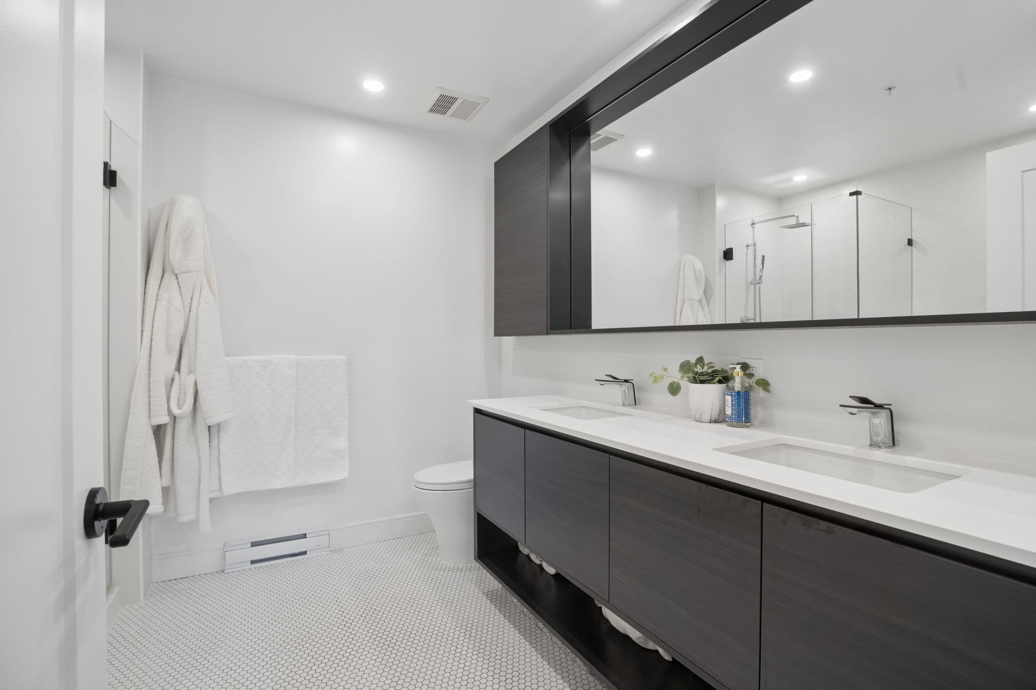Bathtub and shower alcove